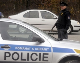 Policista jednu z žen i pronásledoval policejním autem.